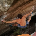 Simon Lorenzi en mode 9a  a FontaineBleau